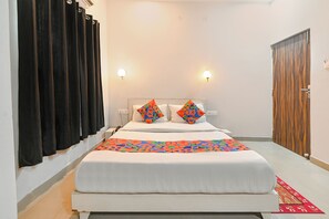 Egyptian cotton sheets, premium bedding, in-room safe, free WiFi - Fabhotel Sr Grand (Lucknow)