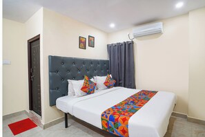 Egyptian cotton sheets, premium bedding, in-room safe, free WiFi - Fabhotel Sbr (Hyderabad)