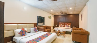 Fabhotel Lazeeno