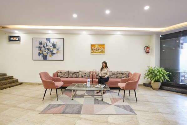 Lobby sitting area - Fabhotel Lazeeno (Faridabad)