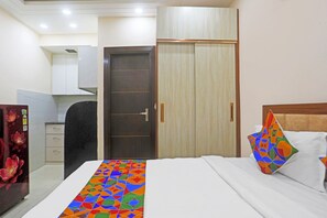 Egyptian cotton sheets, premium bedding, in-room safe, free WiFi - Fabhotel The Hide Away (New Delhi)