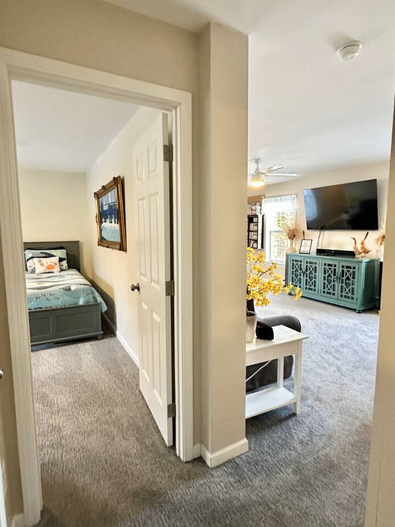 3 makuuhuonetta, työpöytä, silitysrauta/-lauta, vauvan matkasänky