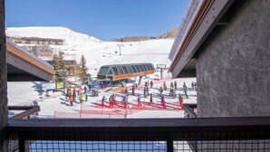 A ski resort with a covered area and a ski lift in the background. - Mountain-front Condo Sleeps 8 + Sauna (Crested Butte)