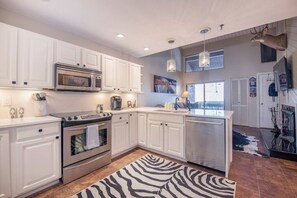 冷蔵庫、電子レンジ、オーブン、コンロ