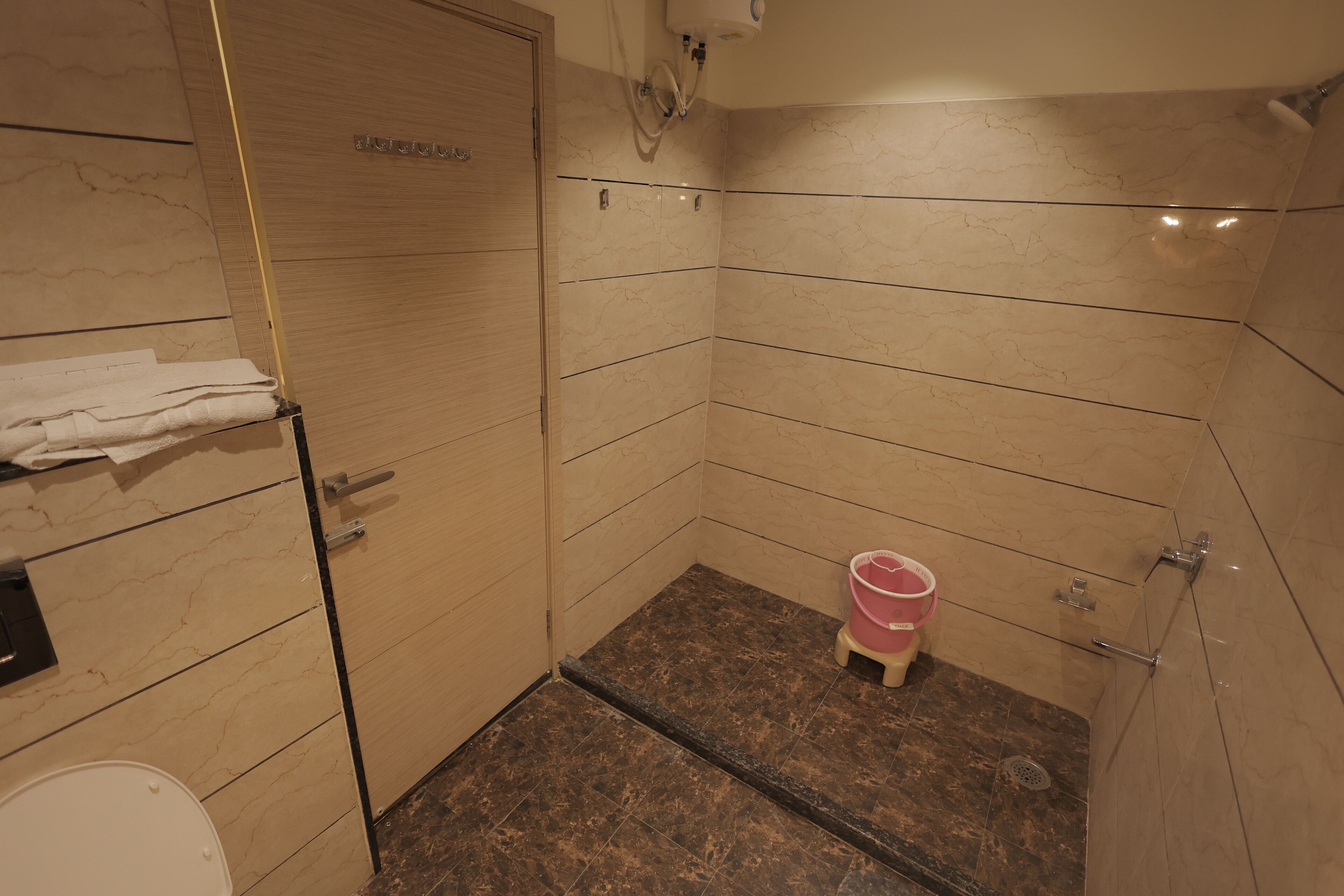 Un baño pequeño y funcional con inodoro, lavamanos y zona de ducha.