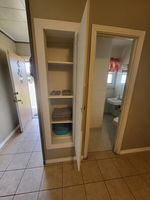 Douche, serviettes fournies, savon, papier toilette