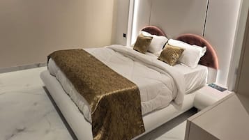 Escritorio y espacio para trabajar con laptop