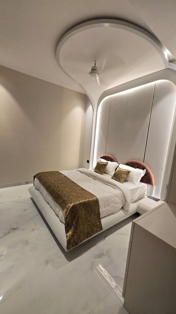 Schreibtisch, laptopgeeigneter Arbeitsplatz, schallisolierte Zimmer