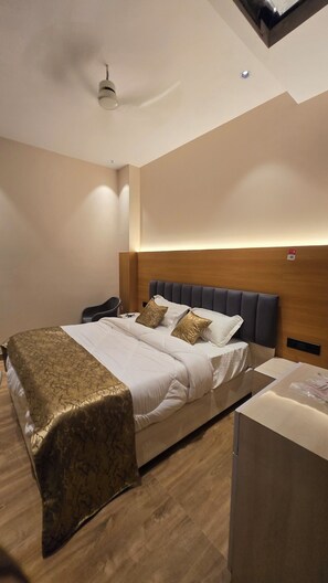 Dobbelt- eller tomannsrom – deluxe | Skrivebord, skrivebord for bærbar PC, lydisolert og strykejern/-brett