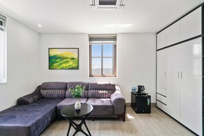 Studio Suite Premium, quang cảnh bãi biển | Khu phòng khách | Smart TV 48-inch có truyền hình cáp, các kênh phim phải trả tiền 