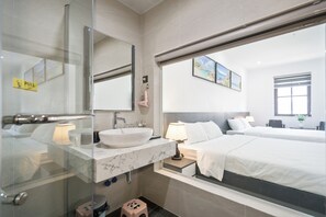 Superior vierpersoonskamer, uitzicht op de stad | Badkamer | Een bad/douchecombinatie, een regendouche, designer toiletartikelen