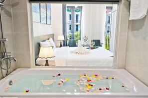 Deluxe Double Room, Bathtub, City View | Bathroom - The Enchanted Ha Long Hotel - Bai Chay Beach (Ha Long)