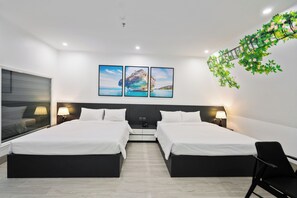 Deluxe vierpersoonskamer, uitzicht op de stad | Luxe beddengoed, een minibar, een kluis op de kamer, een bureau