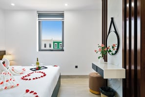 Premium Studio Suite, Beach View | Premium bedding, minibar, in-room safe, desk