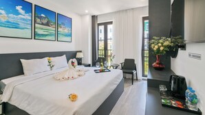 Une chambre d’hôtel avec un lit, un bureau, une chaise, un vase de fleurs et une fenêtre avec des rideaux.