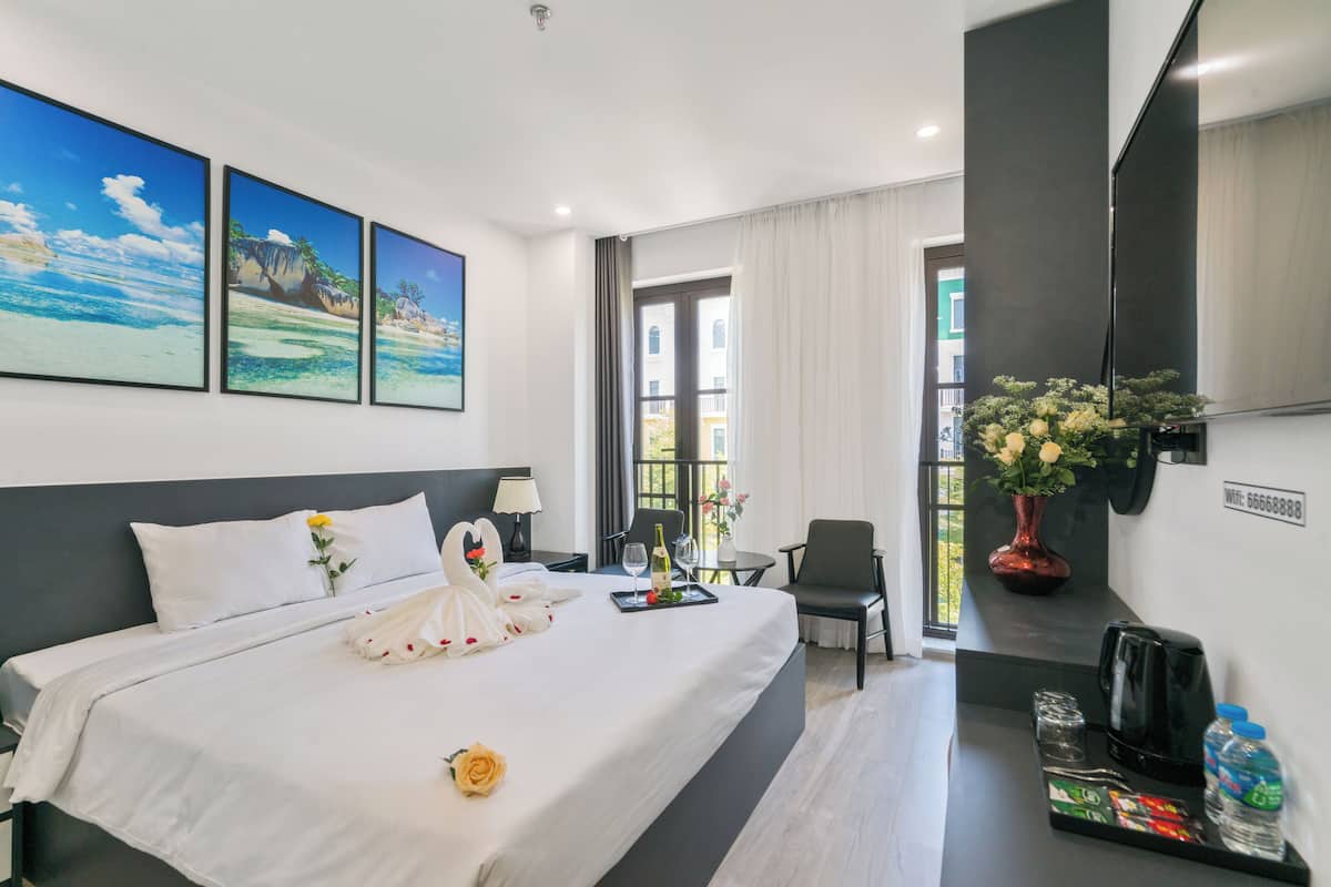 Phòng đôi Deluxe, quang cảnh thành phố | Bộ đồ giường cao cấp, minibar, két bảo mật tại phòng, bàn