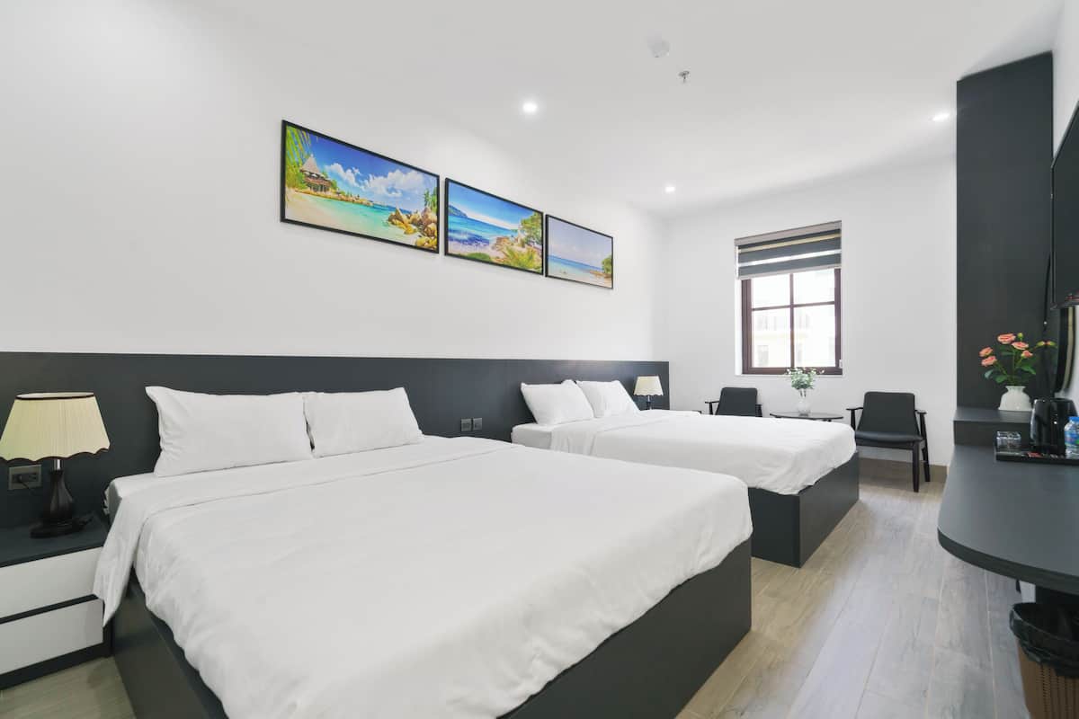 Phòng 4 Superior, quang cảnh thành phố | Bộ đồ giường cao cấp, minibar, két bảo mật tại phòng, bàn