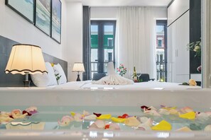 Ropa de cama de alta calidad y minibar 