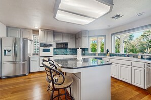 Refrigerador, microondas, horno y parrilla de estufa 