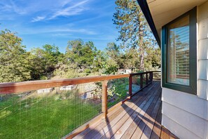 Terrace/patio - Beautiful Home on 2 Acres w/Expansive Deck, & A/C (Coarsegold)