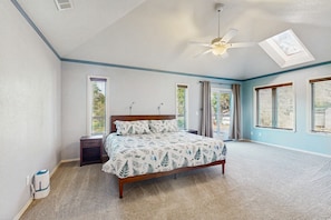 3 soverom, strykejern/-brett, internettilgang og sengetøy