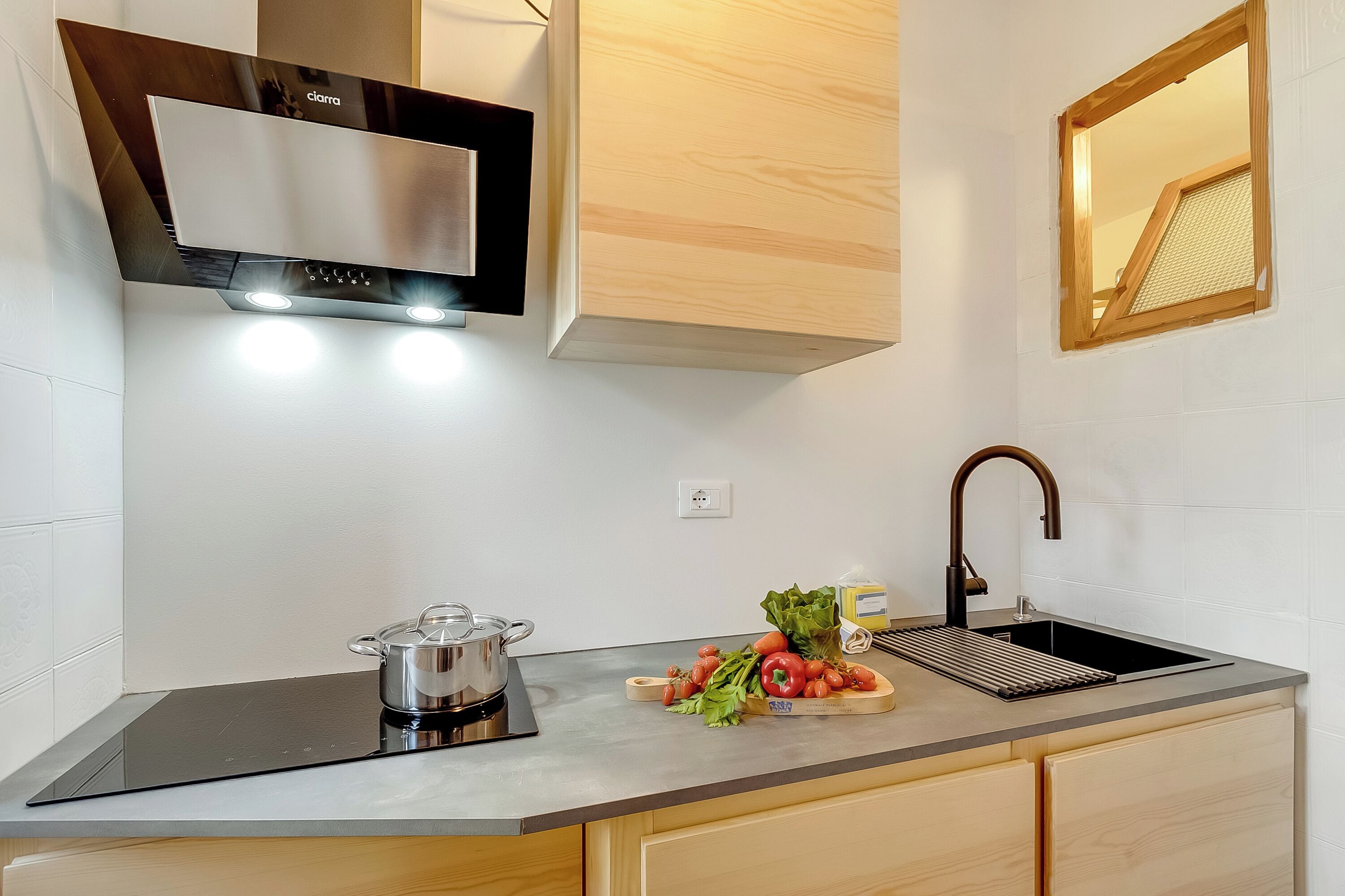 Standaard appartement, meerdere slaapkamers (Appartamento Vecchio Gad) | Privékeuken | Een koelkast, een kookplaat, kookgerei, borden en bestek