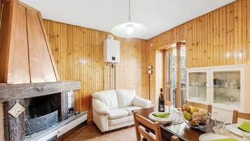 Standard Apartment, 1 Bedroom (Appartamento Vecchio Gad) | Living room | 21-inch flat-screen TV with cable channels