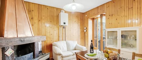 Standaard appartement, 1 slaapkamer (Appartamento Vecchio Gad) | Woonkamer | Een 21-inch flatscreentelevisie met kabelzenders