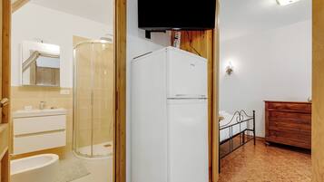 Standard-huoneisto, 1 makuuhuone (Appartamento Vecchio Gad) | Kylpyhuone | Suihku, hiustenkuivaaja, bidee, pyyhkeet