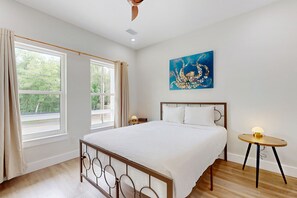 2 soverom, strykejern/-brett, internettilgang og sengetøy