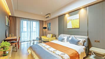 Habitación clásica doble, 1 cama de matrimonio, vistas a la ciudad | Caja fuerte, cortinas opacas, sistema de insonorización