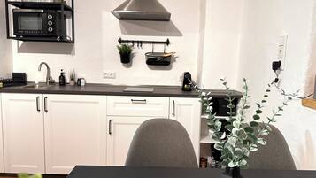 Fridge, microwave, oven, coffee/tea maker