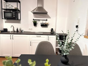 Réfrigérateur, micro-ondes, four, cafetière/bouilloire
