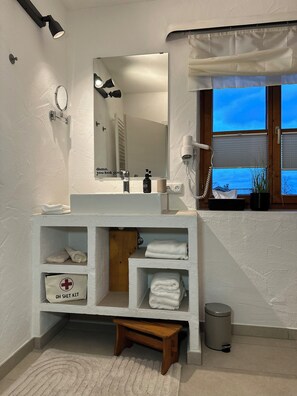 Douche, séchoir à cheveux, serviettes fournies