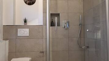 Dusche, Haartrockner, Handtücher