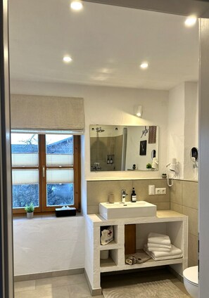 Shower, hair dryer, towels - Apartment Rosa 35sqm with balcony (Schechen)