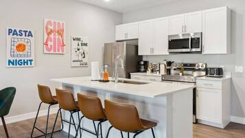 Frigorífic, microones, forn i placa de cuina