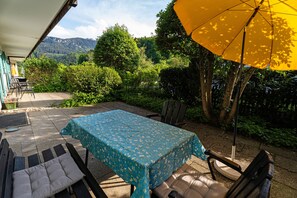 Outdoor dining - Apartment 47sqm separate bedroom, two bathrooms and south/west-facing terrace (Aschau im Chiemgau)