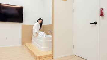 Party Deluxe Spa Room | Private spa tub