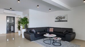 TV - Villa La Perla by Villas Guide (Pula)