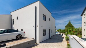 Property grounds - Villa La Perla by Villas Guide (Pula)