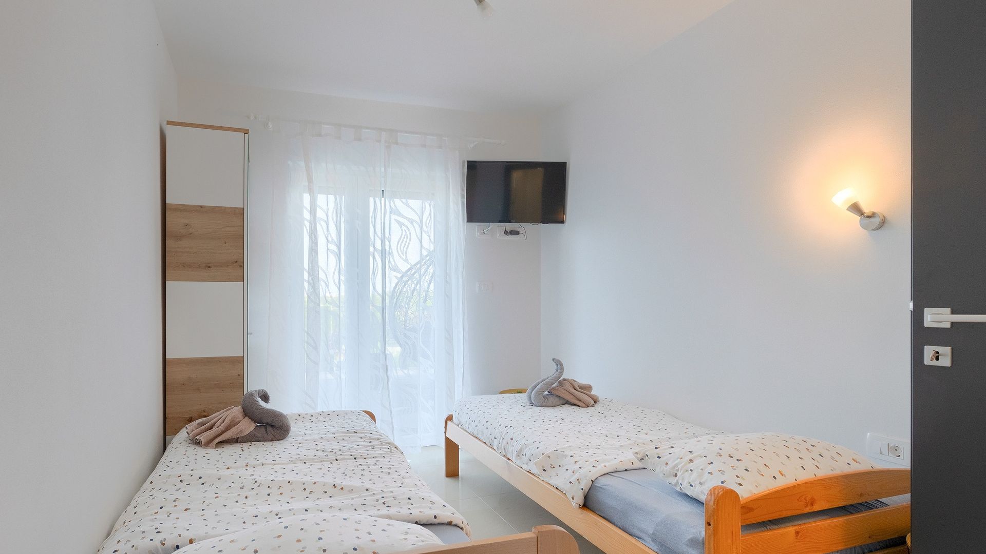 4 bedrooms, iron/ironing board, free WiFi, bed sheets