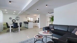 TV - Villa La Perla by Villas Guide (Pula)