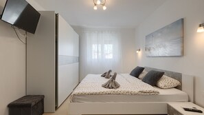 4 bedrooms, iron/ironing board, free WiFi, bed sheets