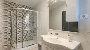 Shower, hair dryer, towels