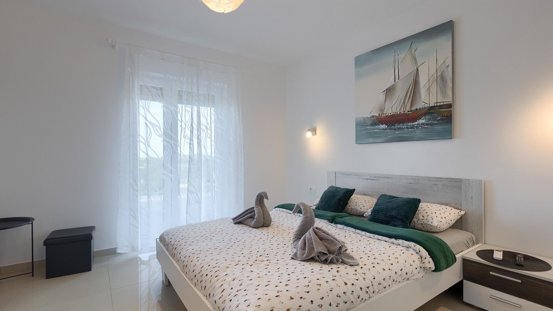 4 bedrooms, iron/ironing board, free WiFi, bed sheets