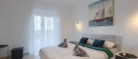 4 bedrooms, iron/ironing board, free WiFi, bed sheets