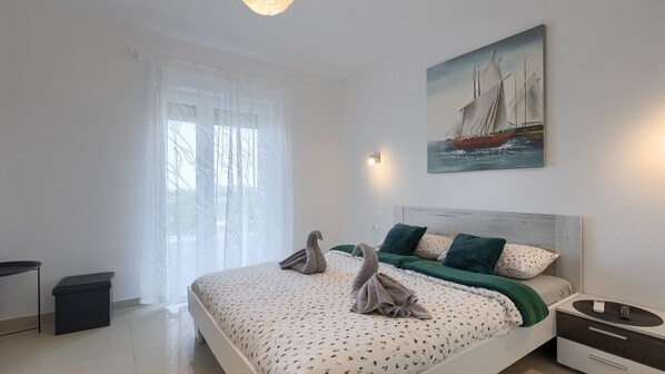 4 bedrooms, iron/ironing board, free WiFi, bed sheets