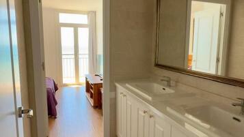 3 slaapkamers, een strijkplank/strijkijzer, internet, beddengoed