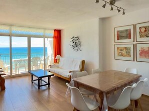 Een televisie en een tafeltennistafel